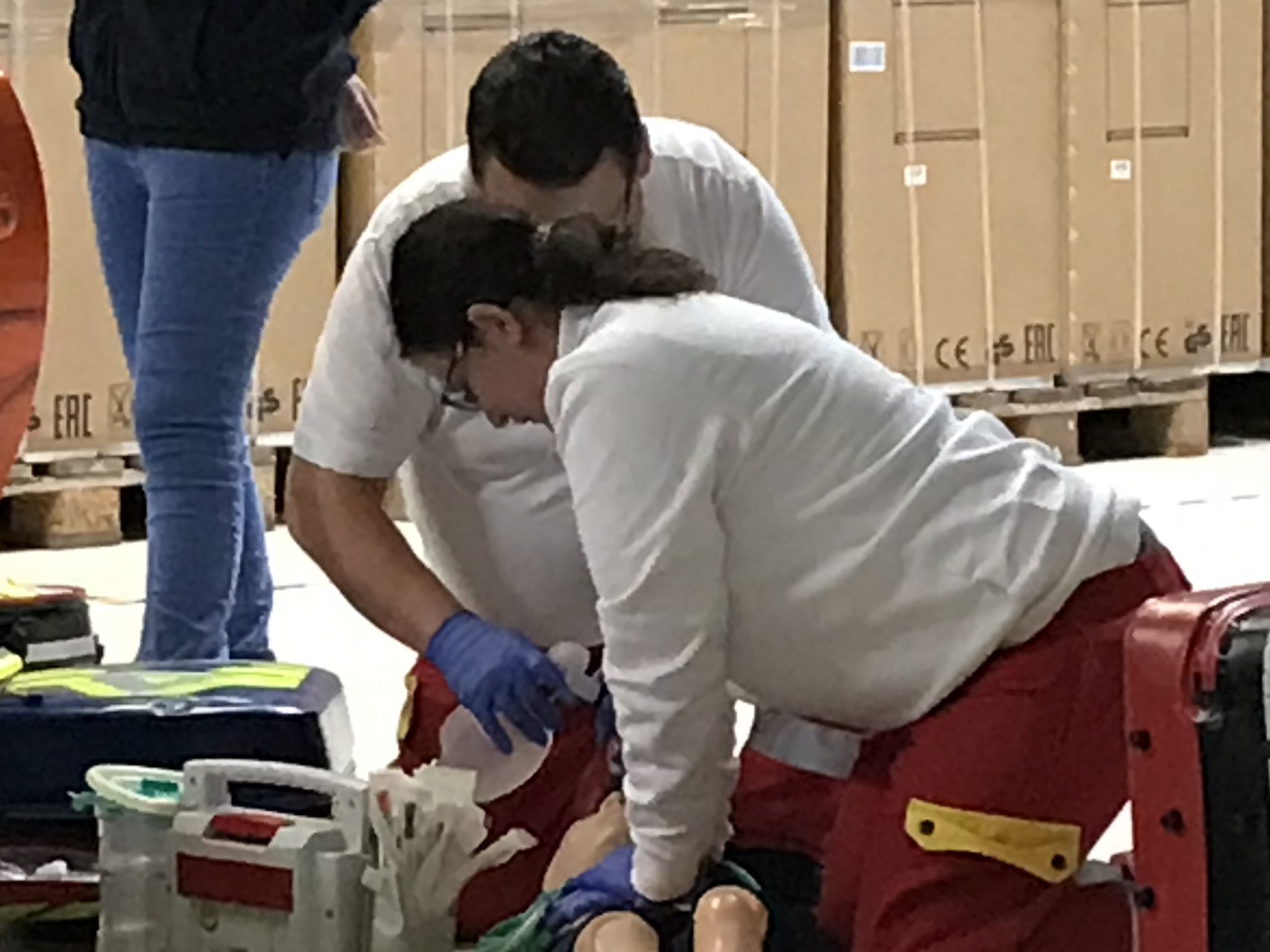 Zwei Sanitäter üben die Reanimation an einer Kinder-Übungspuppe