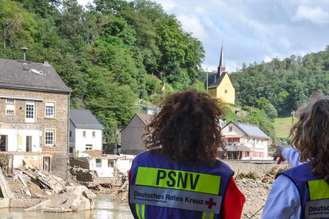 Zwei junge Damen in einem Katastrophen Gebiet 