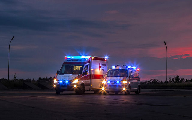 Rettungswagen bei Nacht