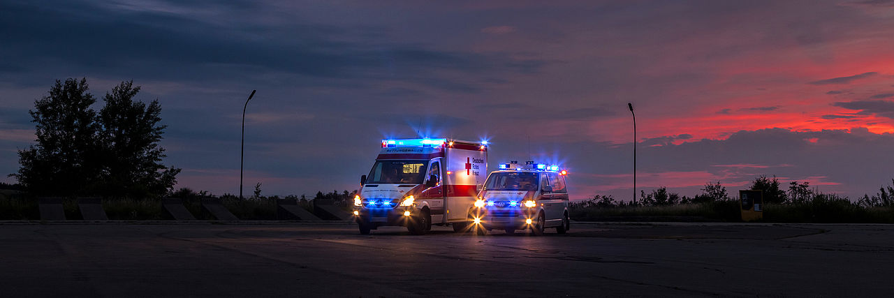 Rettungswagen bei Nacht