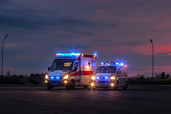 Rettungswagen bei Nacht