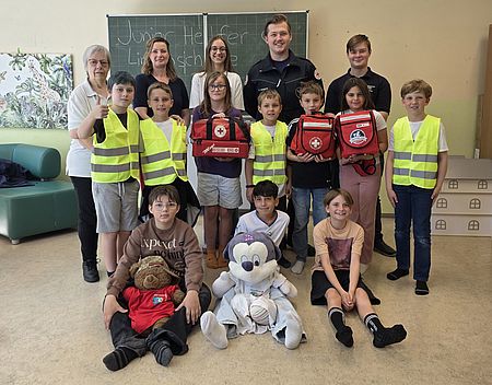 Juniorhelfer der Lindenschule Kriftel erhalten einen Sanitätsrucksack