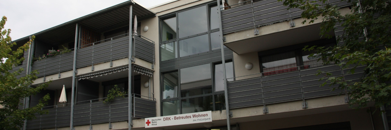 Der Eingang und die Balkone des Betreuten Wohnen Kriftel sind zu sehen.
