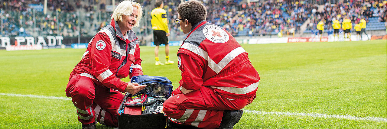 Zwei Rettungssanitäter bei einem Fusballspiel 