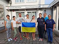 Personen mit einer Ukraine Flagge