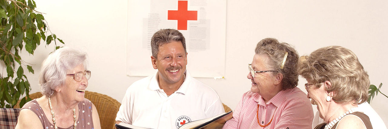 Drei ältere Damen mit einem Mann beim Gedächtnistraining 
